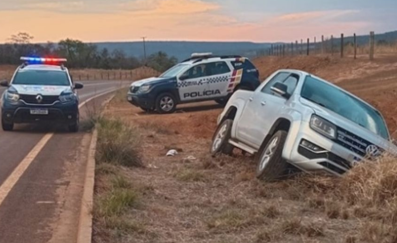 Bando rouba Amarok, sequestra mulher e um morre em confronto
