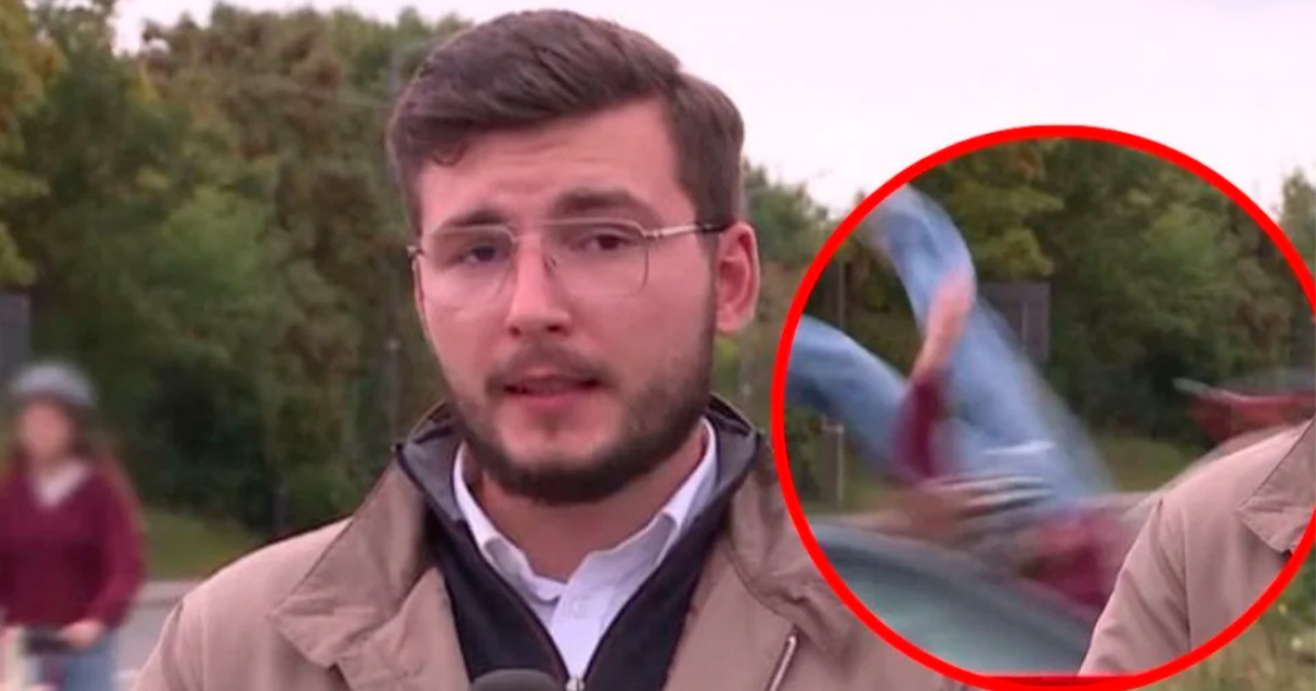 Menina que andava de patinete é atingida por carro ao vivo durante transmissão, atrás do jornalista.
