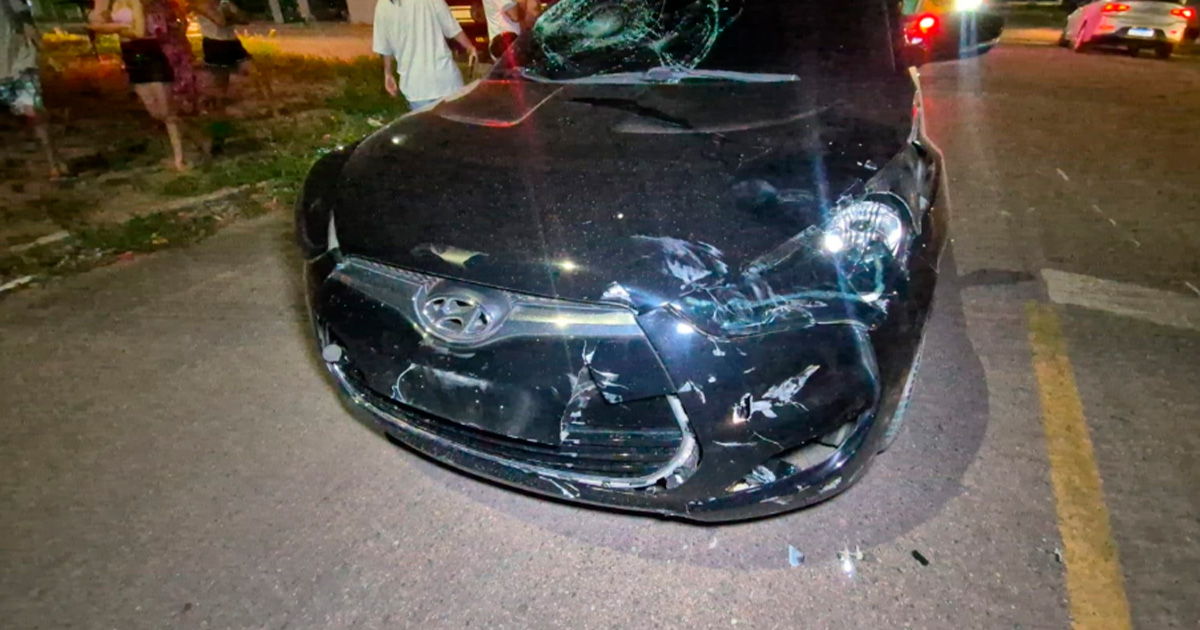 Motociclista com suspeita de traumatismo craniano é socorrido após colisão com carro no Jardim das Palmeiras